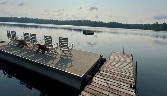 Peaceful & private 4-season family cabin on the beautiful Bony Lake sandbar!