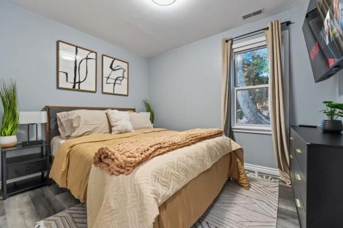 Peaceful Private backyard w BBQ in Lombard by LCP Collection