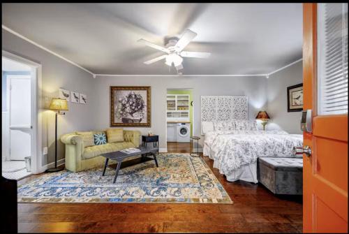 Peaceful Private Cottage, Walk to Park & 5 Mins to Downtown