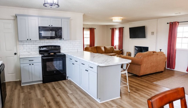 Peaceful, private country farmhouse w/large yard