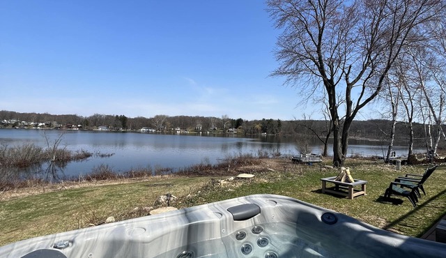 Peaceful & Private Lakefront House on Shelp Lake, hot tub is open year round