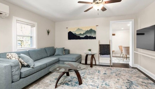 Peaceful Private Lane, Minutes to Airport, Modern & Cozy