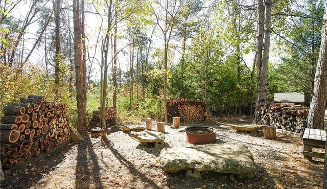 Peaceful private nature escape - Barndo retreat on 10 wooded acres, mins from KC