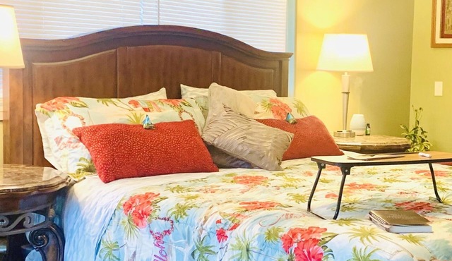 Peaceful Private Studio with Soaking Tub, TV & WIFI