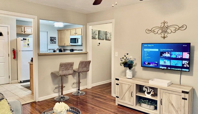 Peaceful & Private Home w/parking & visiting Deer - Close to Medical District