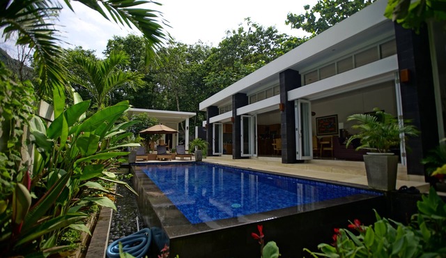 Peaceful private villa at the border of a national park