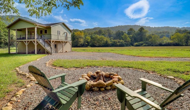 Peaceful Purlear Vacation Rental with Creek Access!