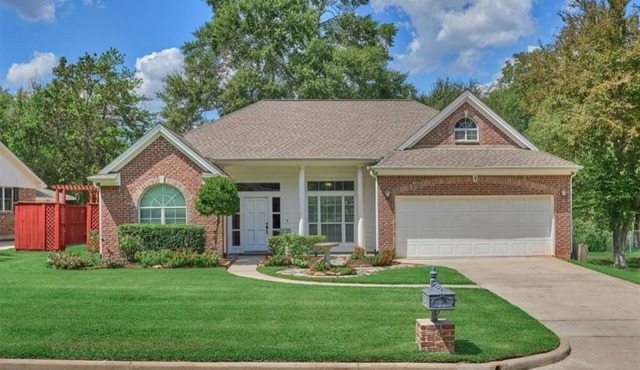 Peaceful, quiet, friendly, seconds from dining, shopping, schools, and commute.