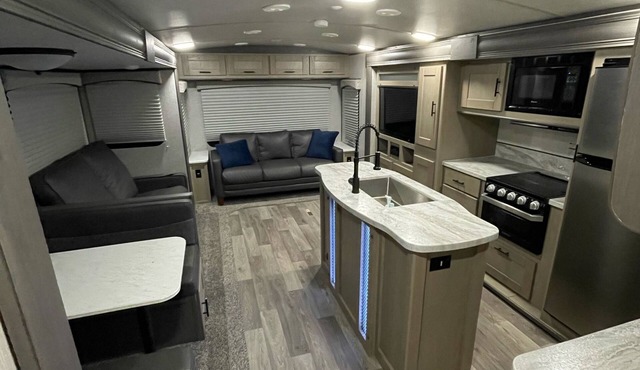 Peaceful, Quiet RV right near the beach @ Crystal Beach, Tx