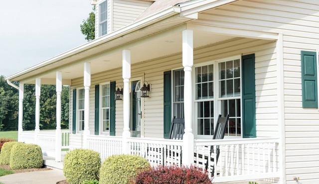 Peaceful quiet setting with large yard, creek, 3 bedrooms, AC, WiFi,