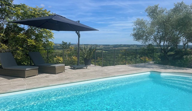 Peaceful retreat with salt pool and stunning panoramic views of the countryside