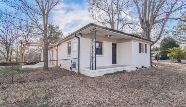 Peaceful Ranch - Charming 4-bedroom house with stylish accents in lovely Belmont