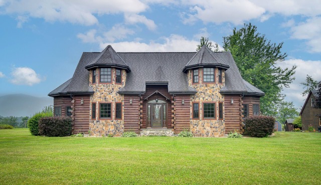 Peaceful Raphine Cottage w/Deck & Fireplace!