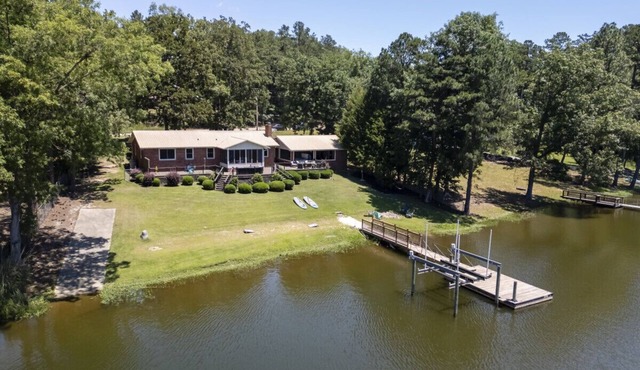Peaceful Retreat on Lake Murray - HOT TUB!, Private Dock, Firepit, and Kayaks