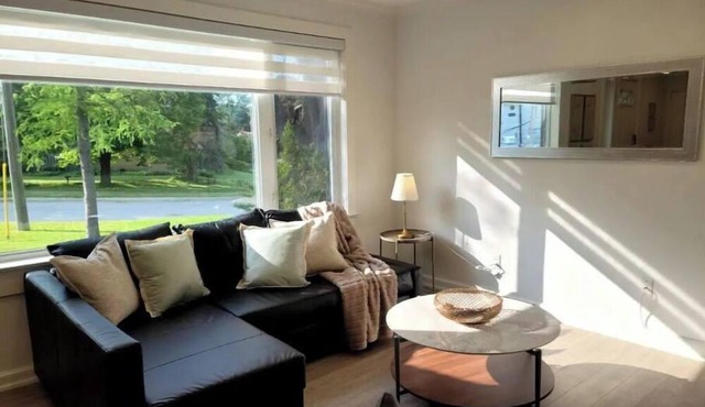 Peaceful, relaxing 3-bedroom house with a big backyard in Newmarket