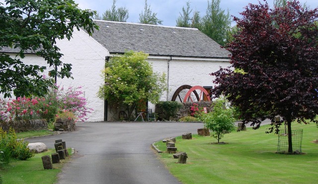 Peaceful relaxing cottage for 2 in stunning scenery beside Loch Lomond