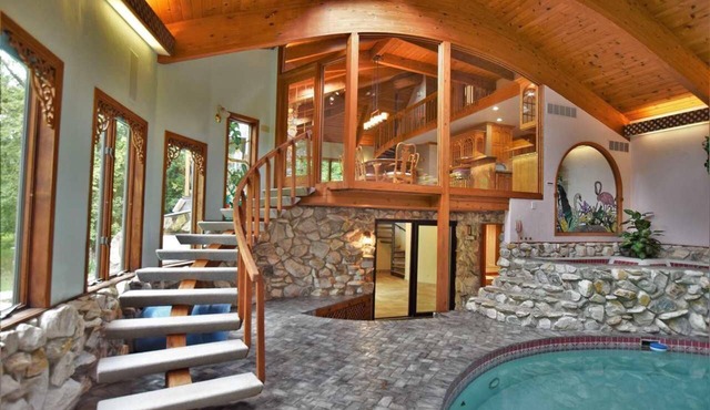 PEACEFUL RELAXING LUXURY VILLA IN-SIDE POOL & HOT TUB Krakow SHAWANO LAKE-12mi