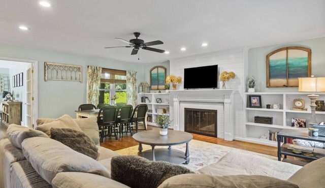 PEACEFUL, RELAXING NEWLY REDECORATED HOME. family owned & Operated since 2011.