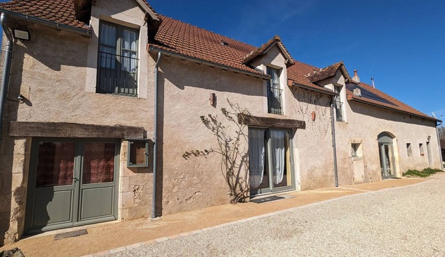 Peaceful Renovated Farmhouse: 6 Bedrooms, Private Terrace, in Berry Heart, Near Le Blanc