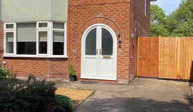 Peaceful renovated home, fab location, pet friendly, garden & parking sleeps 5