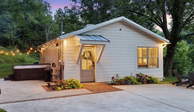 Peaceful Retreat + Hot Tub + Fire Pit+ King Bed + sleeps 4 on 1 acre