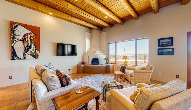 Peaceful retreat with 360º views, Kiva fireplace & firepits - dog-friendly