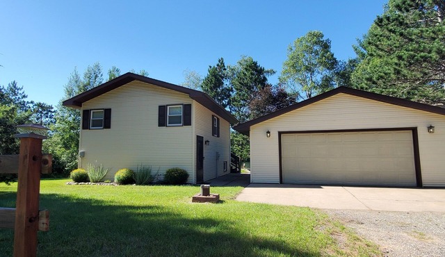 Peaceful retreat on Fawn Lake, local Winery, & minutes from the Dells!