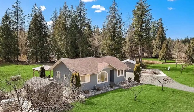 Peaceful retreat 10 mi to beach and border. Pet friendly.