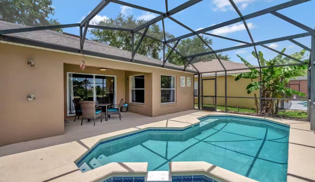 Peaceful Retreat: 3/3 Pool, Spa, & lake view. 25 min to Magic Kingdom!