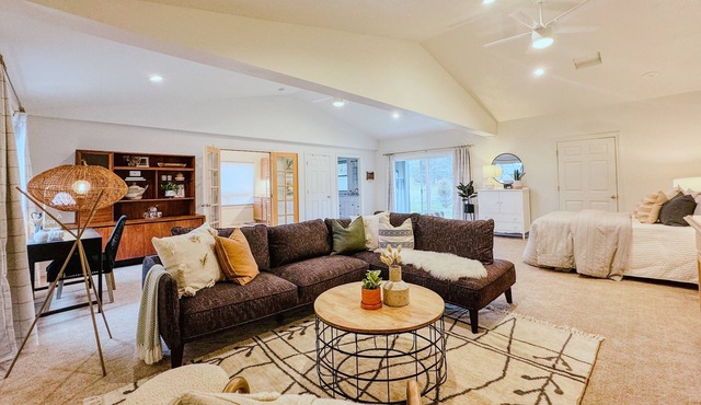 Peaceful retreat backed up to Oxbow Park