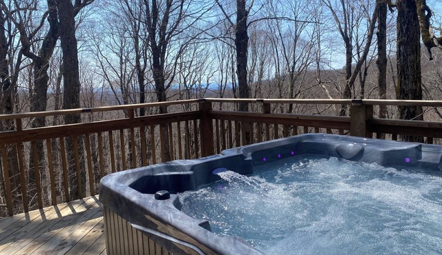Peaceful Retreat, hot tub, fireplace, fire pit, close to Hatley Pointe!