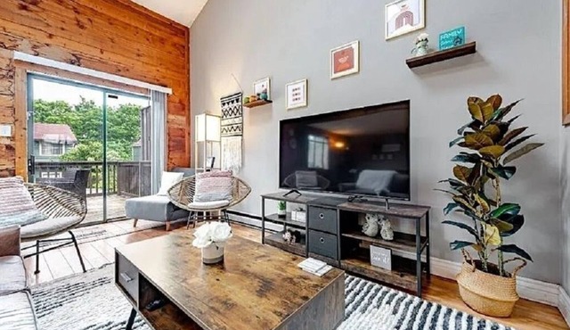 Peaceful Retreat in Hidden Valley, PA: Ski Resort, Golf and Trails in Mountain