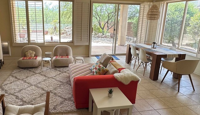 Peaceful retreat in luxury home near Mt Lemmon. Spacious and modern.