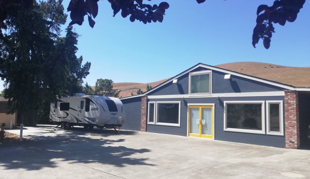 Peaceful Retreat in modern camper w/Panoramic View