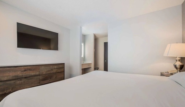 Peaceful Retreat! Indoor Pool, Pets Allowed, Free Parking, Free Breakfast
