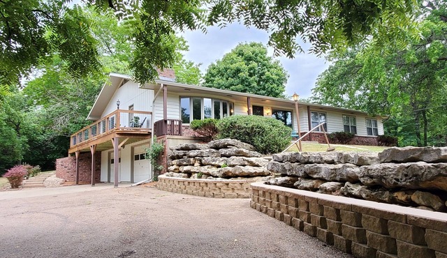 Peaceful retreat, just 10 minutes outside of town