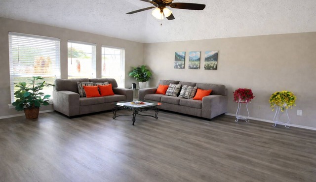 Peaceful Retreat Near NASA & Kemah 3BR/2BA