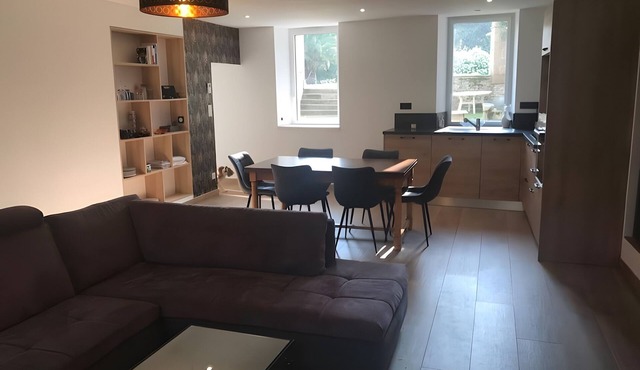 Peaceful Retreat Near the Port – Terrace, Private Garden & Wi-Fi