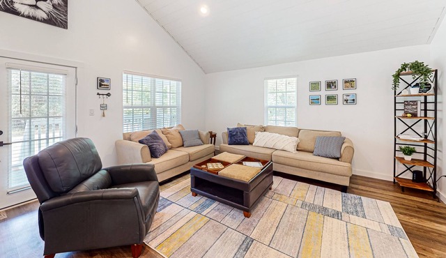 Peaceful retreat near Mud Lake with 3 pools & playground - dog-friendly