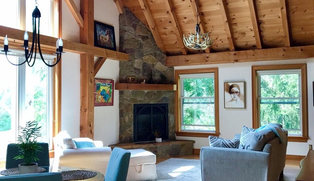 Peaceful retreat on 10 acres of wildflowers and trees, beside Mono Cliffs park.