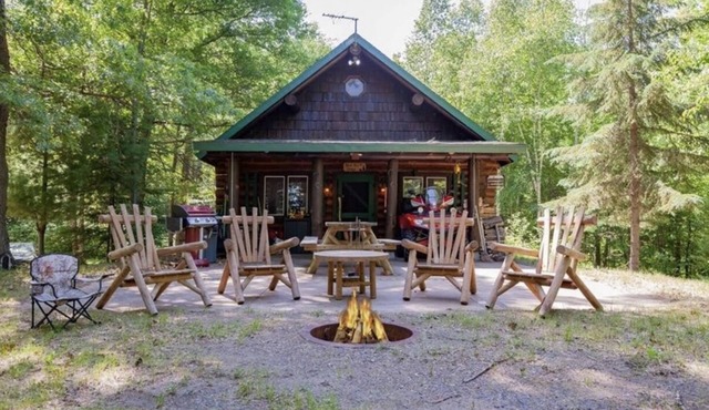 Peaceful retreat on Yellow River. Kayak, canoe or explore our 20 wooded acres!