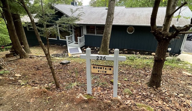 Peaceful Retreat Steps From Ellijay! Hot Tub, Fire Pit, Room for 6, Back Porch