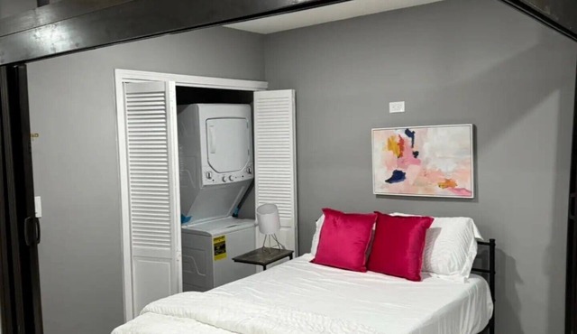 Peaceful Retreat: 10Mins to Airport, Free Parking
