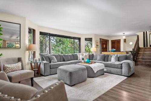 Peaceful Retreat w Pizza Oven Hottub FirePit Views