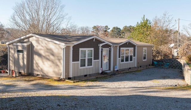 Peaceful retreat with fully functioning tram to the dock!