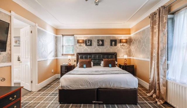 Peaceful Retreat with Swimming Pool & Sauna Near Town Centre