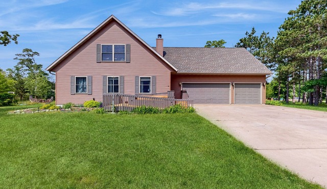Peaceful Retreat with Lakes, Trails & Golf nearby, Large deck, W/D & WIFI