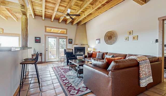 Peaceful retreat with enclosed patio, incredible views and night skies