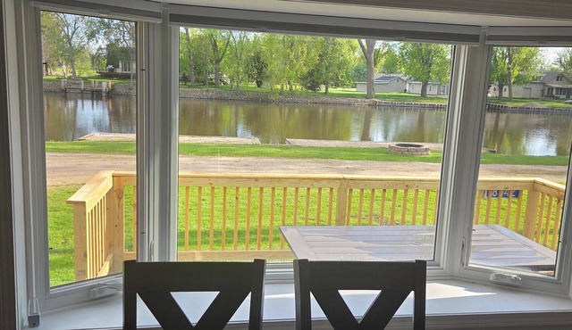 Peaceful Riverfront - all amenities for fishing or friends/family getaway!