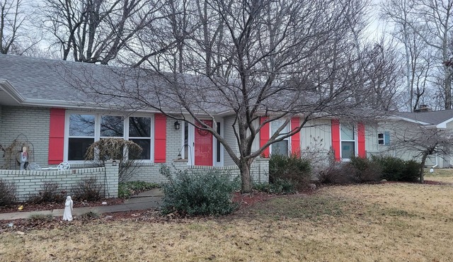 Peaceful riverfront home, 3 bedroom, sleeps 6, in Elkhart.